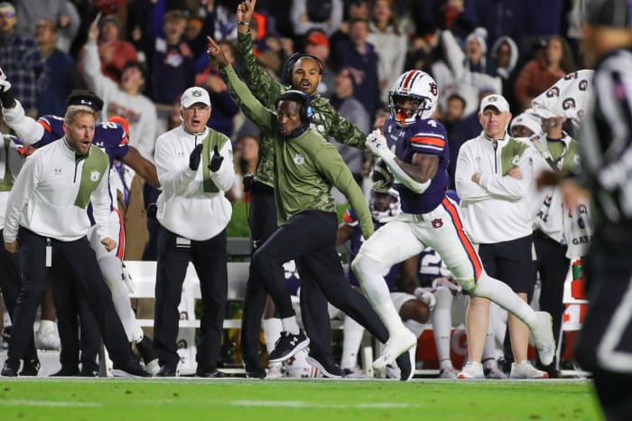 Tank Bigsby running along side Carnell Williams.